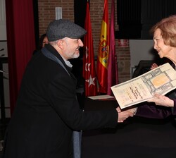 Su Majestad la Reina Doña Sofía entrega el diploma al finalista José María Pinto Rey