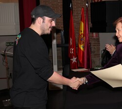 Doña Sofía entrega el diploma al finalista Mario Manckey (Mario Fernández López)