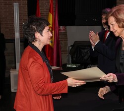 Doña Sofía entrega el diploma a la finalista María Oriza Pérez