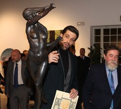Doña Sofía con el premiado, César Orrico, en la explicación de su obra “Noche”