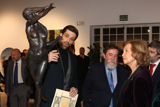 Doña Sofía con el premiado, César Orrico, en la explicación de su obra “Noche”