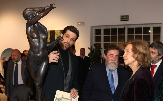 Doña Sofía con el premiado, César Orrico, en la explicación de su obra “Noche”