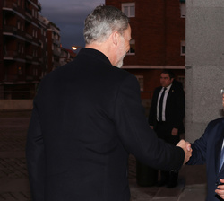 Sus Majestades los Reyes a su llegada al Auditorio son recibidos el por presidente del Consejo General del Poder Judicial, Rafael Mozos