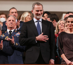 Don Felipe y Doña Letizia reciben una calurosa bienvenida al entrar en la Sala Sinfónica