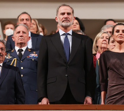 Sus Majestades los Reyes durante la interpretación del Himno Nacional
