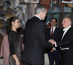 Sus Majestades los Reyes saludan a los representantes de la Orquesta Sinfónica y Coro de Radio Televisión Española