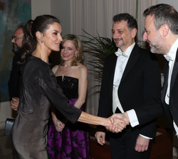 Su Majestad la Reina saluda a los solistas
