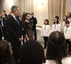 Sus Majestades los Reyes conversan con los niños del coro Antara Korai 