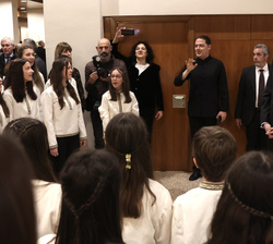 Sus Majestades los Reyes conversan con los niños del coro Antara Korai y a su director
