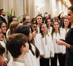 Su Majestad la Reina conversa con los niños del coro Antara Korai 