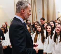 Su Majestad el Rey conversa con los niños del coro Antara Korai 