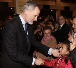 Su Majestad el Rey recibe el saludo de los espectadores que le esperaban a su salida del concierto