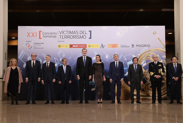 Fotografía de grupo de Sus Majestades los Reyes con las autoridades asistentes