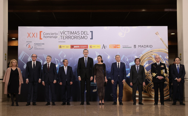 Fotografía de grupo de Sus Majestades los Reyes con las autoridades asistentes