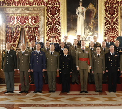 Fotografía de grupo de Su Majestad el Rey con un grupo de suboficiales mayores