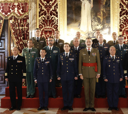 Fotografía de grupo de Su Majestad el Rey con un grupo de coroneles y capitanes de navío