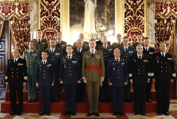 Fotografía de grupo de Su Majestad el Rey con un grupo de coroneles y capitanes de navío