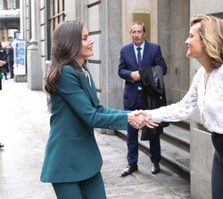 A su llegada, Su Majestad la Reina recibe el saludo de la ministra de Educación y Formación Profesional, María Pilar Alegría