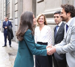 Su Majestad la Reina recibe el saludo de las autoridades que la recibieron a su llegada