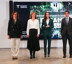 Su Majestad la Reina junto a las autoridades que la acompañan
