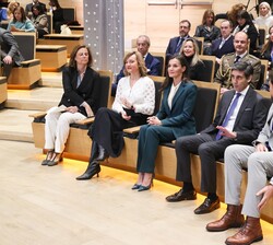 Doña Letizia en primera fila de asientos del auditorio momentos antes del inicio del acto