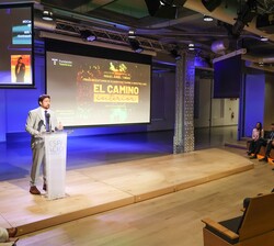 Doña Letizia durante la intervención del director de la serie "El Camino Interior", Miguel Ángel Tobías