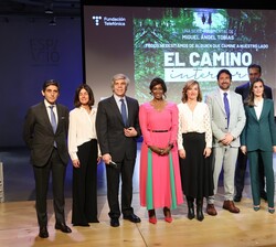 Su Majestad la Reina junto a las autoridades y algunos de los protagonistas de episodios de la serie