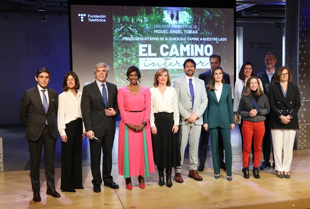 Su Majestad la Reina junto a las autoridades y algunos de los protagonistas de episodios de la serie