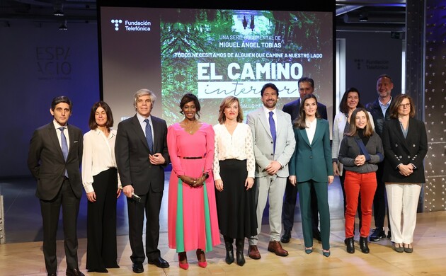 Su Majestad la Reina junto a las autoridades y algunos de los protagonistas de episodios de la serie