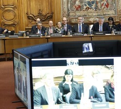 El Rey durante la intervenciñon del secretario general de la OCDE, Mathias Comann