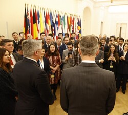 Don Felipe durante el encuentro con los trabajadores españoles en la OCDE