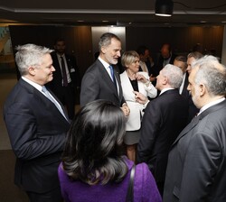 Don Felipe durante encuentro con el personal del Centro