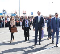 Su Majestad el Rey junto a las autoridades que los recibieron a su llegada