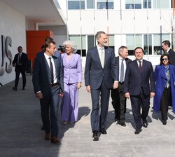 Su Majestad el Rey y las autoridades se dirigen al auditorio