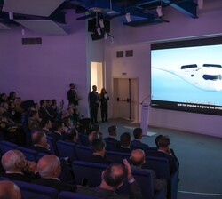 Su Majestad el Rey durante la proyección de un vídeo sobre Airbus