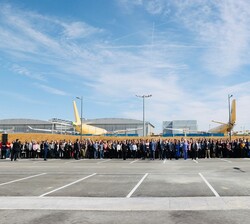 Fotografía de grupo de Su Majestad el Rey junto a un grupo de trabajadores