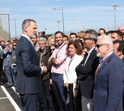 Tras la foto de grupo, Su Majestad el Rey conversa con los trabajadores