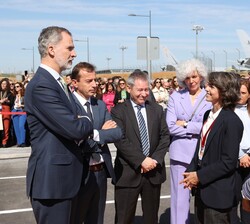 Su Majestad el Rey ante una de las "estaciones" donde recibió explicaciones sobre los distintos proyectos y trabajos de Airbus
