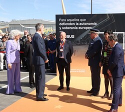 Don Felipe durante su paso por el stand "Para aquéllos que defienden la autonomía y soberanía europea"