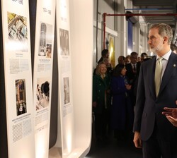 Su Majestad el Rey durante su visita a la línea de fabricación y montaje de las estructuras del lanzador Ariana VI