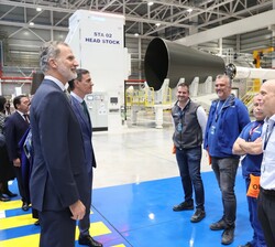 Don Felipe contempla las estrucutras del lanzador Ariane VI
