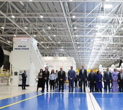 Fotografía de grupo durante la visita de Su Majestad el Rey 