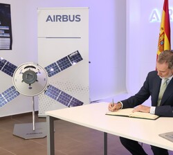 Su Majestad el Rey  durante la firma del Libro de Honor de Airbus