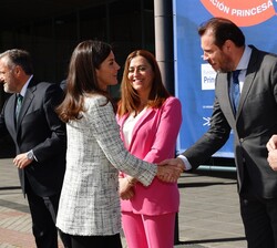 Su Majestad la Reina es saludada por el alcalde de Valladolid, Óscar Puente, a su llegada a la Feria de Valladolid