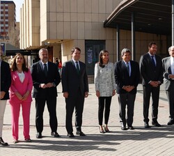 La Reina acompañada por las autoridades asistentes al acto