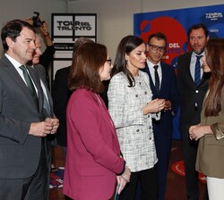 Doña Letizia recibe explicaciones de una de las iniciativas del programa