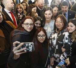 Doña Letizia se fotografía junto a un grupo de personas asistentes al evento