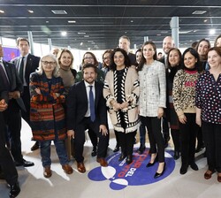 La Reina acompañada por varios asistentes al evento del Tour del Talento