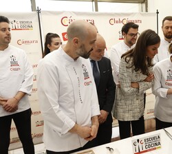 Su Majestad la Reina observa algunas de las tapas de la Escuela Internacional de Cocina