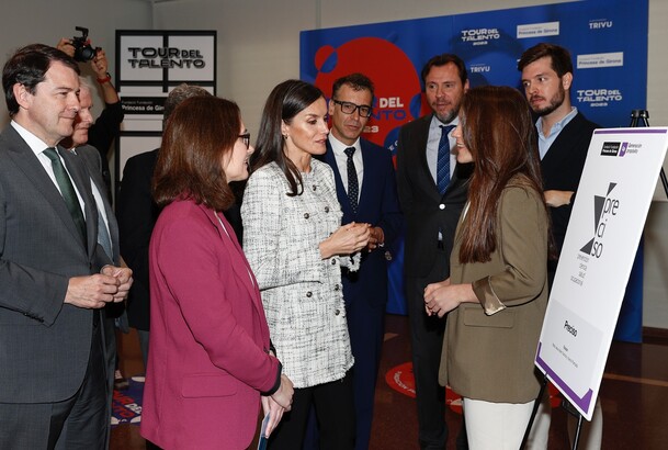 Doña Letizia recibe explicaciones de una de las iniciativas del programa
